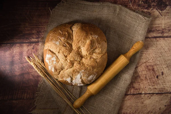 Čerstvý Pečený Chléb Dřevěném Pozadí — Stock fotografie