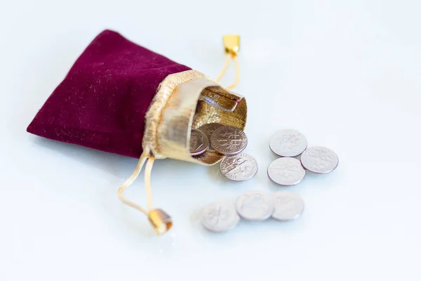 Primer Plano Pequeñas Monedas Blancas Dinero Sobre Fondo Gris — Foto de Stock