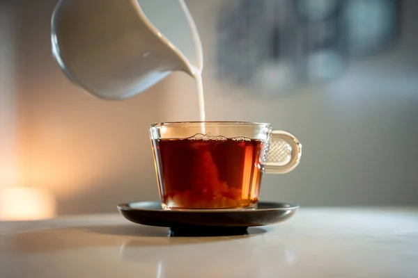 Φλιτζάνι Τσάι Ένα Ποτήρι Νερό Ένα Ξύλινο Τραπέζι — Φωτογραφία Αρχείου
