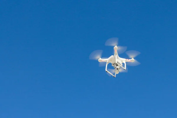 Drone Che Vola Uno Sfondo Cielo Blu — Foto Stock