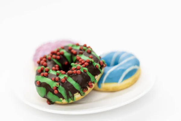 Bunte Donuts Mit Streusel Auf Weißem Hintergrund — Stockfoto