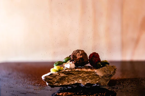 Tort Ciocolată Maro Nuci Mentă Farfurie Albă — Fotografie, imagine de stoc