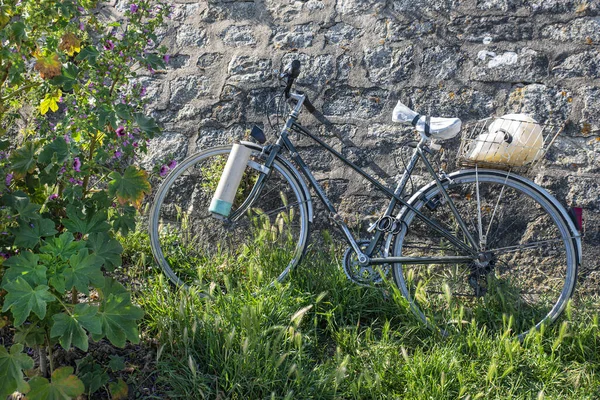 自転車が路上に停まっていて — ストック写真