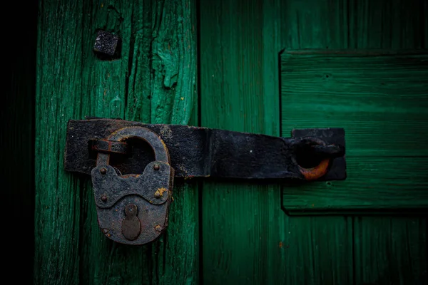 有锁的旧木门 — 图库照片