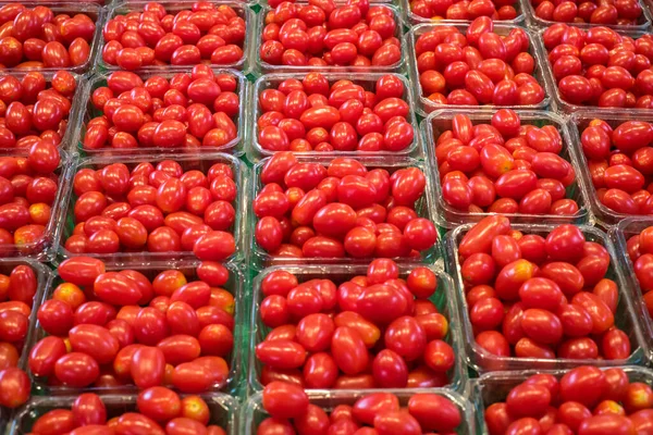 Frische Tomaten Auf Einem Markt — Stockfoto