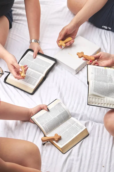 Jongeren Die Thuis Boeken Lezen — Stockfoto