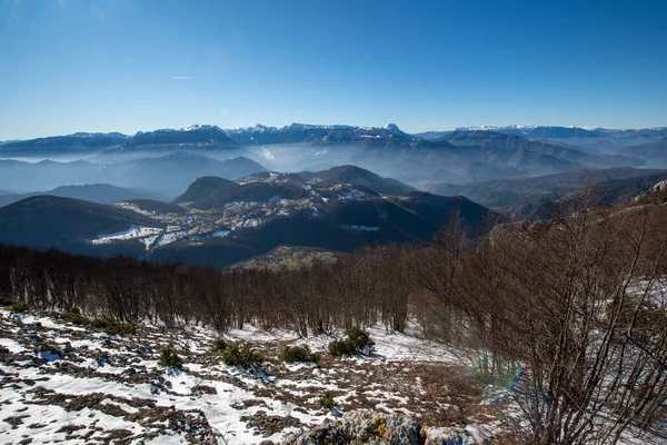 Wunderschöne Winterlandschaft Mit Schneebedeckten Bäumen — Stockfoto