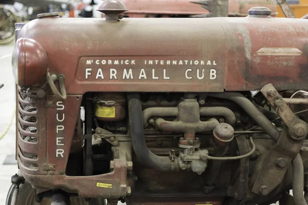 Stary Zardzewiały Vintage Ciągnika — Zdjęcie stockowe