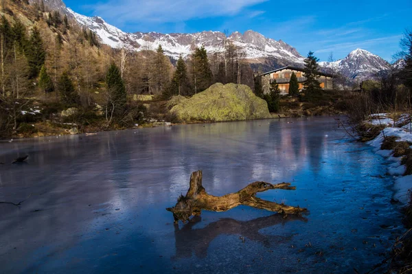 Bela Paisagem Com Lago Montanhas — Fotografia de Stock