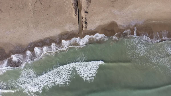 Vanuit Lucht Uitzicht Het Strand Met Golven Zee — Stockfoto