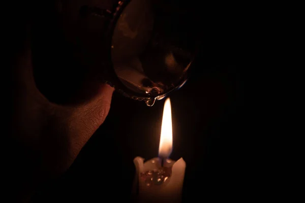 男人手里拿着蜡烛的女人 — 图库照片