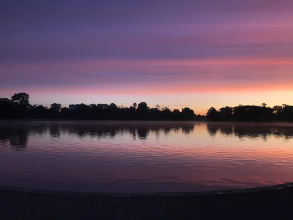 湖の上に美しい夕日 — ストック写真