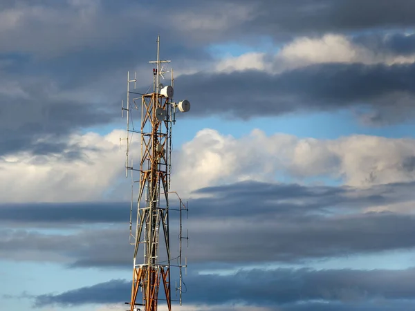 Πύργος Τηλεπικοινωνιών Κεραίες Και Γαλάζιο Ουρανό — Φωτογραφία Αρχείου