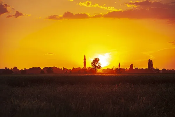 Schöner Sonnenuntergang Über Dem Feld Des Hauses — Stockfoto