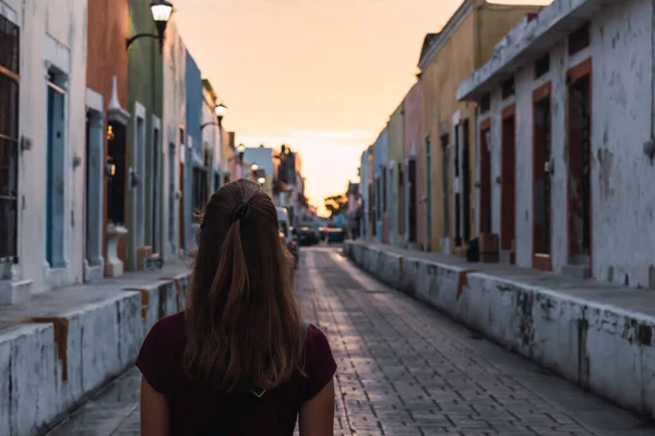 Şehrin Arka Planında Sokakta Bir Kadın — Stok fotoğraf