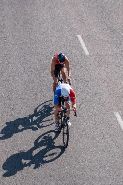 Groupe Cyclistes Course Dans Ville — Photo