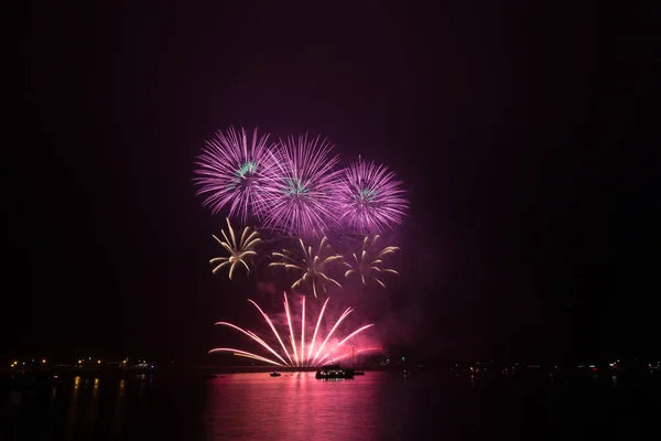 Buntes Feuerwerk Nachthimmel — Stockfoto