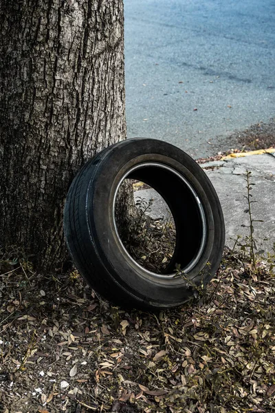 旧生锈的车胎掉在地上了 — 图库照片