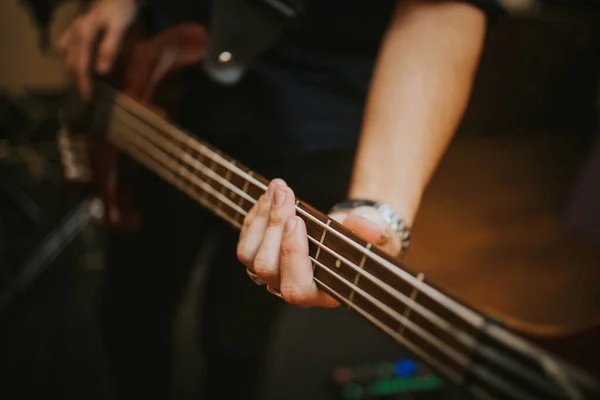 Homem Tocando Guitarra Palco — Fotografia de Stock