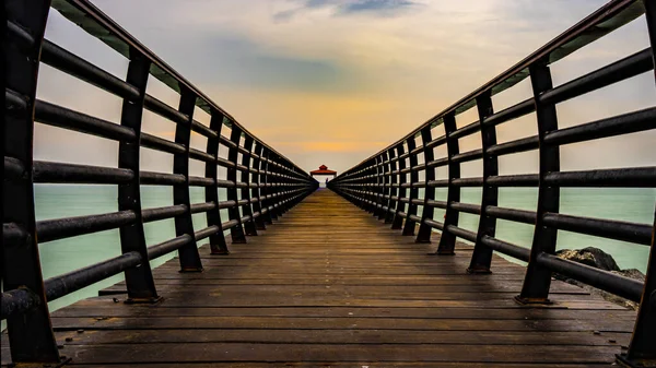 Denizin Üzerindeki Tahta Köprü — Stok fotoğraf