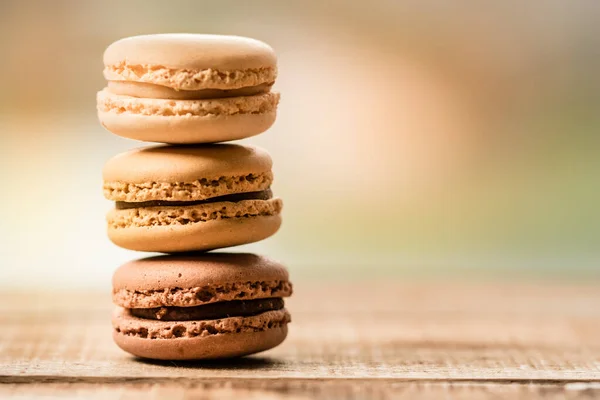 Ahşap Arka Plan Üzerinde Lezzetli Macaroons — Stok fotoğraf