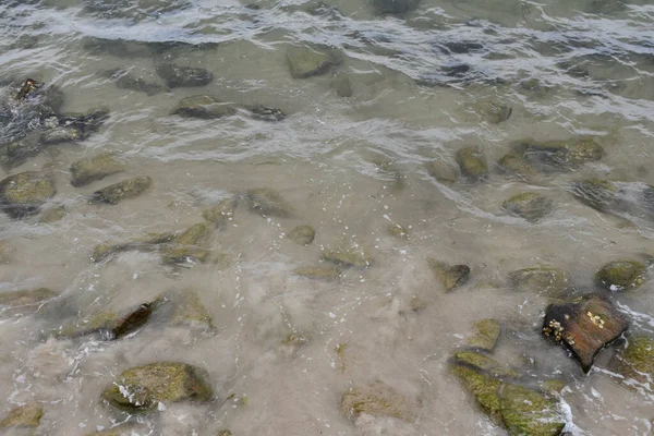 Meerwasser Mit Wellen Und Steinen — Stockfoto