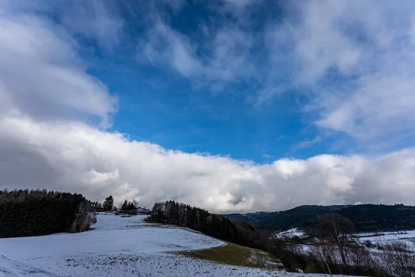 Kar Bulutlarla Dolu Güzel Bir Manzara — Stok fotoğraf