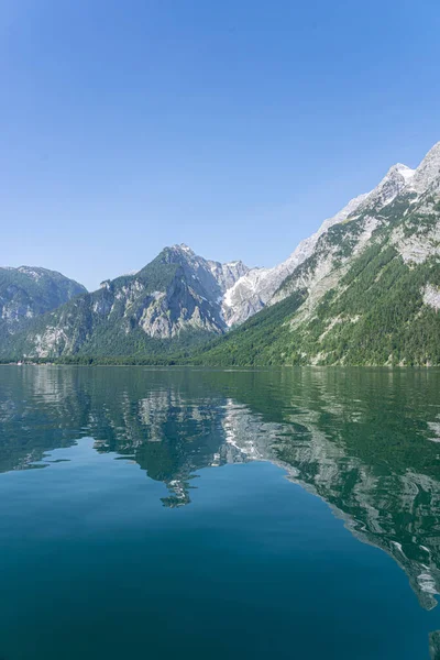 Výhled Jezero Obklopené Horami Zelenými Loukami — Stock fotografie