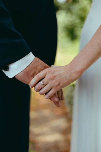 新婚夫妇牵着手新郎 — 图库照片