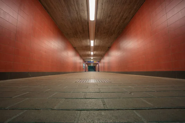 Pusty Podziemny Tunel Światłem Cieniami — Zdjęcie stockowe