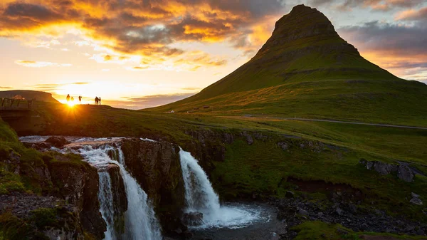 山のアイスランドの川に浮かぶアイスランドの景色は — ストック写真
