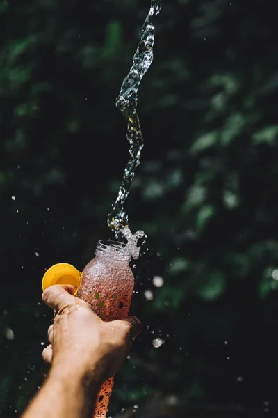 Hand Hålla Vatten Stänk Svart Bakgrund — Stockfoto