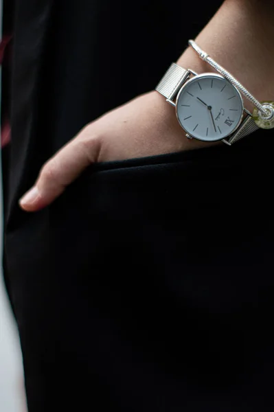 Mano Del Hombre Con Reloj Bolsillo Sobre Fondo Negro — Foto de Stock