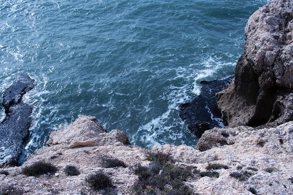 Taşlı Güzel Deniz Dalgaları — Stok fotoğraf