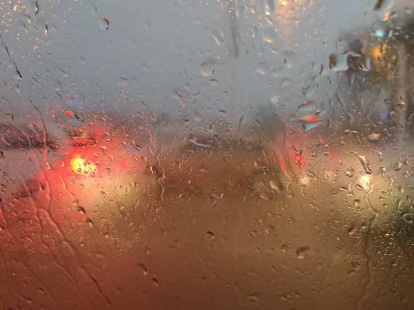 雨がガラス窓に降り雨が降り — ストック写真