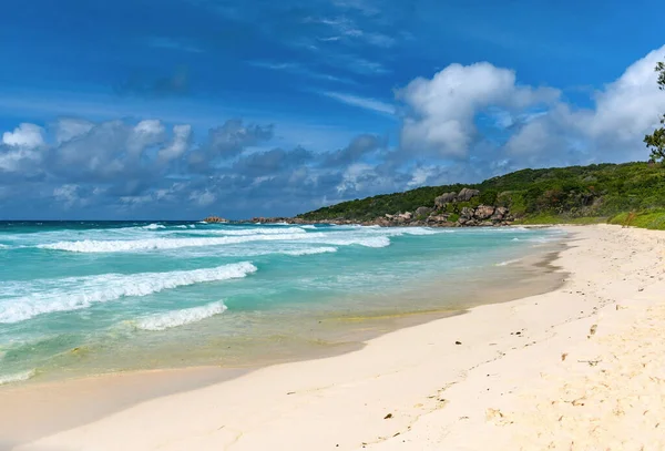 Hermosa Playa Con Cielo Azul —  Fotos de Stock