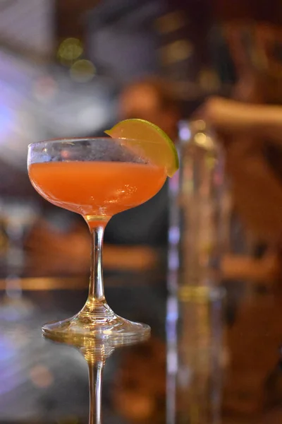 Cocktail Avec Orange Sur Comptoir Bar — Photo