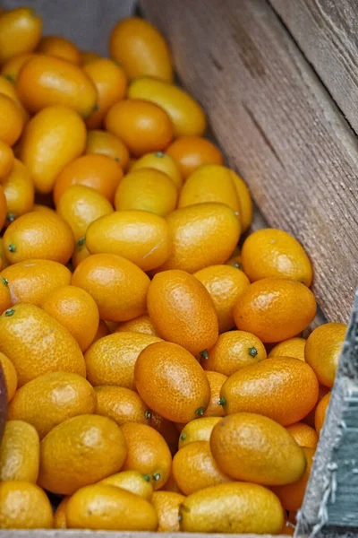 Pazarda Taze Sarı Limonlar — Stok fotoğraf