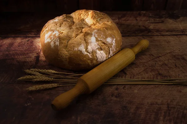 Čerstvý Pečený Chléb Dřevěném Stole — Stock fotografie