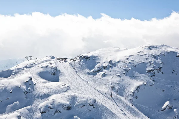 スキーと雪に覆われた山 美しい自然背景 — ストック写真