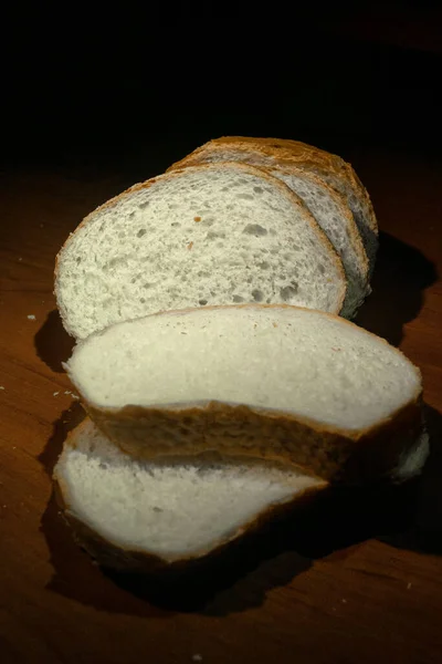Brot Und Weizen Auf Einem Holztisch — Stockfoto