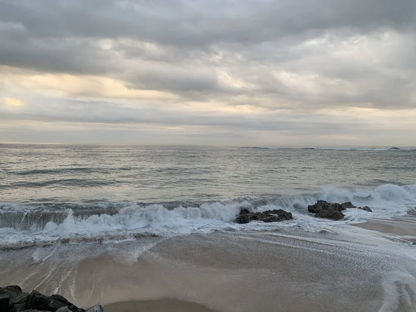 嵐の天気と波が海で夜にビーチに衝突し — ストック写真