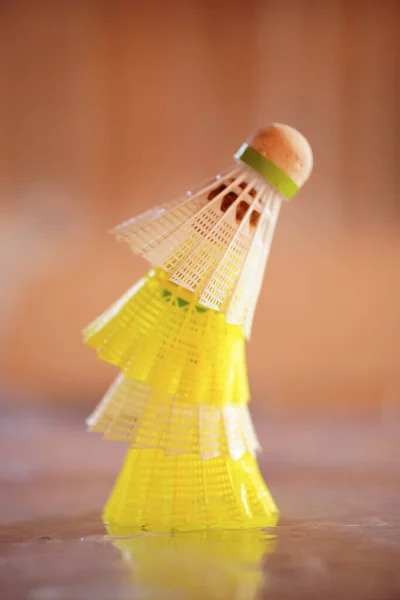 Badmintonová Raketa Míček Dřevěném Stole — Stock fotografie