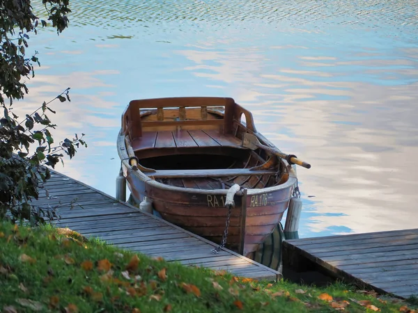 Старая Деревянная Лодка Озере — стоковое фото