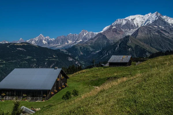 Krásná Krajina Horami Modrá Obloha — Stock fotografie