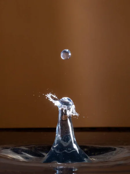 Wasserspritzer Auf Dunklem Hintergrund — Stockfoto