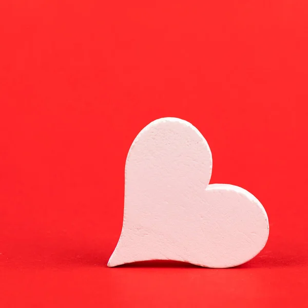 Kırmızı Arkaplanda Beyaz Kalp — Stok fotoğraf