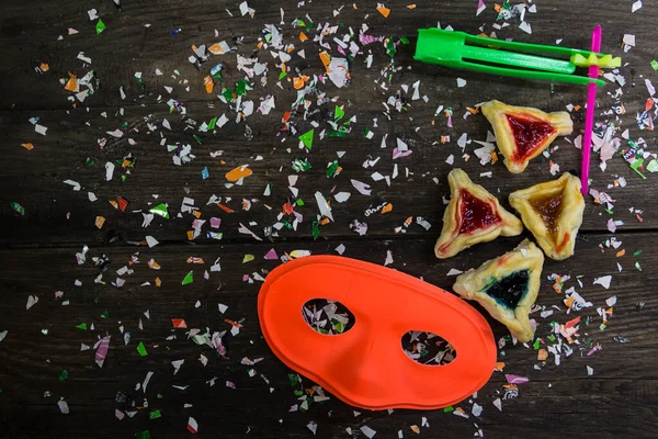 Bunte Donuts Und Konfetti Auf Holzgrund — Stockfoto