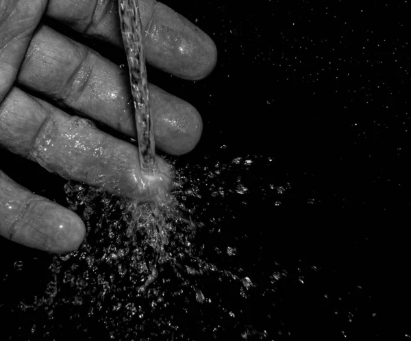 Hand Hålla Vatten Droppar Svart Bakgrund — Stockfoto