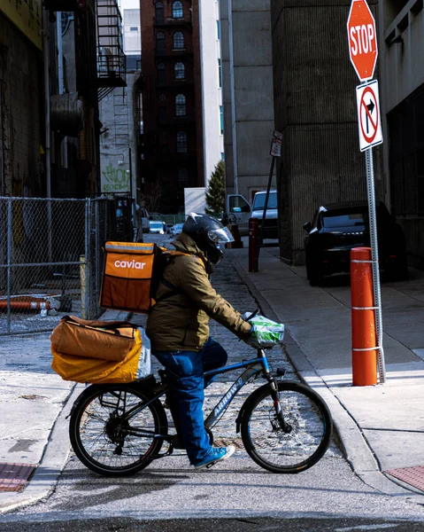 Bisiklet Süren Genç Adam Teslimat — Stok fotoğraf